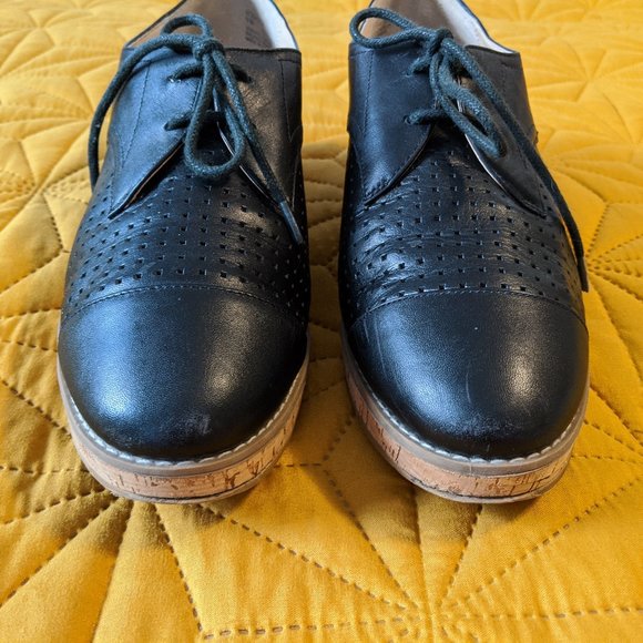 14th & Union Women's Brook Leather Oxfords - Picture 4 of 8
